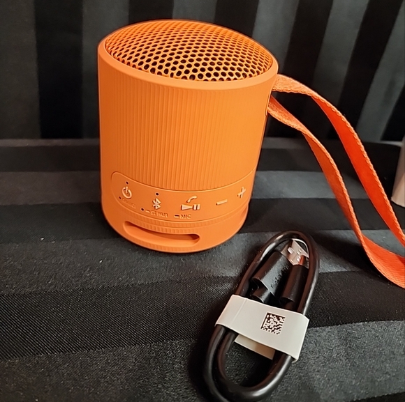 Sony XB100 Wireless Waterproof Bluetooth Speaker Hands Free Mic & Carry Strap - Picture 2 of 10